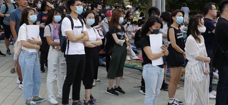 Több száz diák bojkottálta a tanítást Hongkongban: ezeket követelik