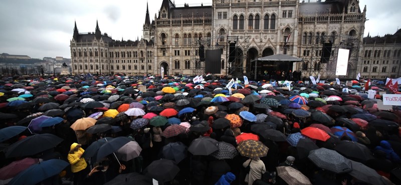 "Elfogyott a türelem" - megtelt a Kossuth tér a pedagógusok tüntetésére