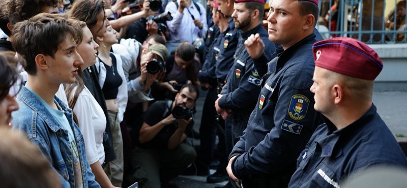 Kilátástalannak tűnik a tanárhiány megoldása, ismét illegális demonstrációba torkollott a békés diáktüntetés - a hét hírei egy helyen