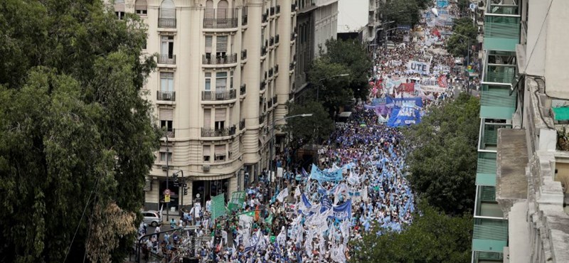 Ez aztán a tanártüntetés: hatalmas tömeg vonult utcára Buenos Airesben