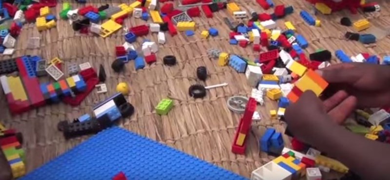 A Lego szerint a gyerekeknek nyolcéves korukig játszaniuk kellene. Így tanulnának a legtöbbet