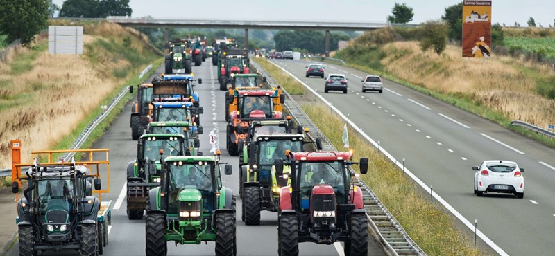 Szekszárdon traktorral ballagtak a diákok