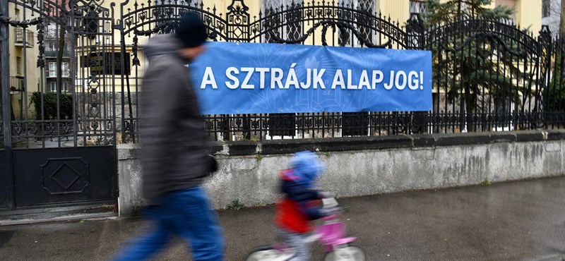 Az iskolák egy részében harmadik napja sztrájkolnak a tanárok, szombaton jön a Kossuth téri tüntetés