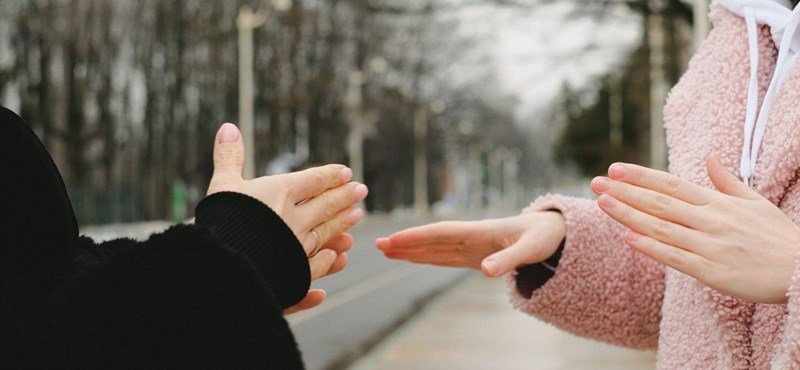 Egy egész osztály megtanulta a jelnyelvet, hogy így segítsenek egy hallásérült kisfiúnak