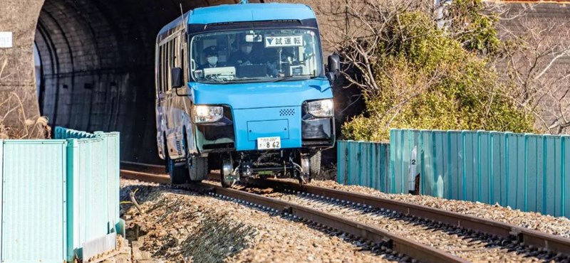 The world's first bus train has started in Japan