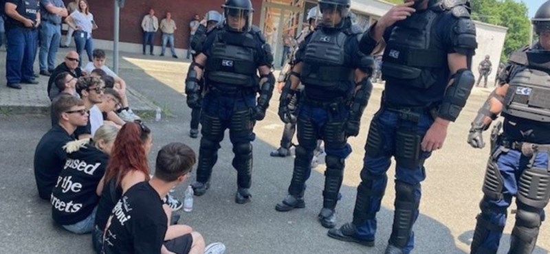 Rendőrök gyakoroltatták iskolásokkal, hogyan oszlatnak fel egy demonstrációt