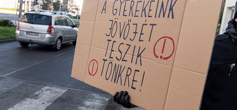 Hiába a vakáció, szerdánként még mindig szülők demonstrálnak a gyalogátkelőkön az oktatásért