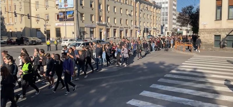 Több száz diák, tanár és szülő tüntetett Miskolcon, petíciót adtak át a tankerület vezetőjének