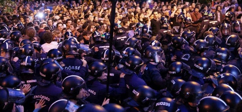 Termoszokkal, botokkal és csavarokkal is dobálták a rendőröket a péntek esti demonstráción