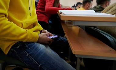 A puskázást akarta megakadályozni, eljárás indult az egyetemi tanár ellen