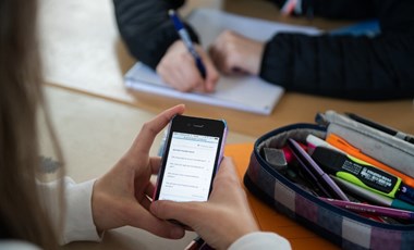 Nagy felháborodást keltett, végül eseménytelenül telt az első telefonok nélküli tanév