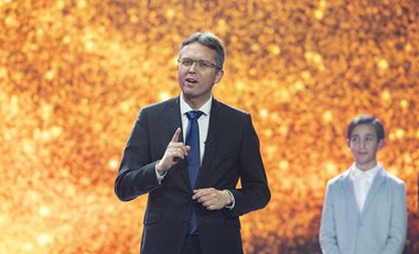 Hazaszeretetről, nemzeti ünnepekről és udvarláshoz énekelhető dalokkal teli könyvet kapnak a ballagók a kormánytól 