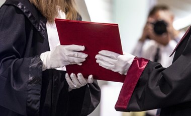Hamis diplomák gyanúja miatt razziázhattak laktanyákban