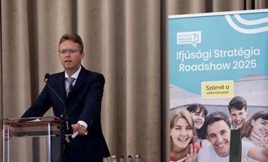 Hazaszeretetről, nemzeti ünnepekről és udvarláshoz énekelhető dalokkal teli könyvet kapnak a ballagók a kormánytól 