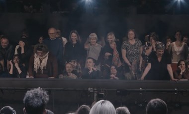 Szem nem marad szárazon - videón, hogyan búcsúztak a diákok a kirúgott tanáraiktól a Radnóti Színházban