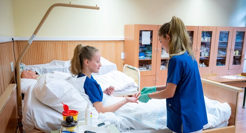 Nyolc helyett öt félév alatt szerezhetnek ápolói diplomát a technikumból érkezők a győri egyetemen