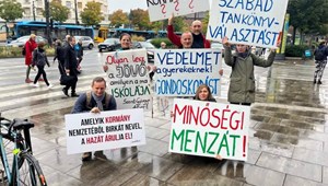 „Nekik muszáj lenyelni azt, amit lenyomnak a torkukon” - száz hete demonstrál az utcán a diákokért a Zebraszerda kitalálója