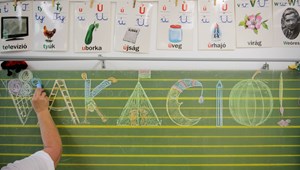 „Elkezdek végre pénzt keresni” – pihenés helyett munkával telik a nyári vakáció a pedagógusok egy részének