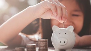 Játékoktól az első saját fizetésig – így segíthetik a szülők a gyerekeik pénzügyi tudatosságra nevelését 